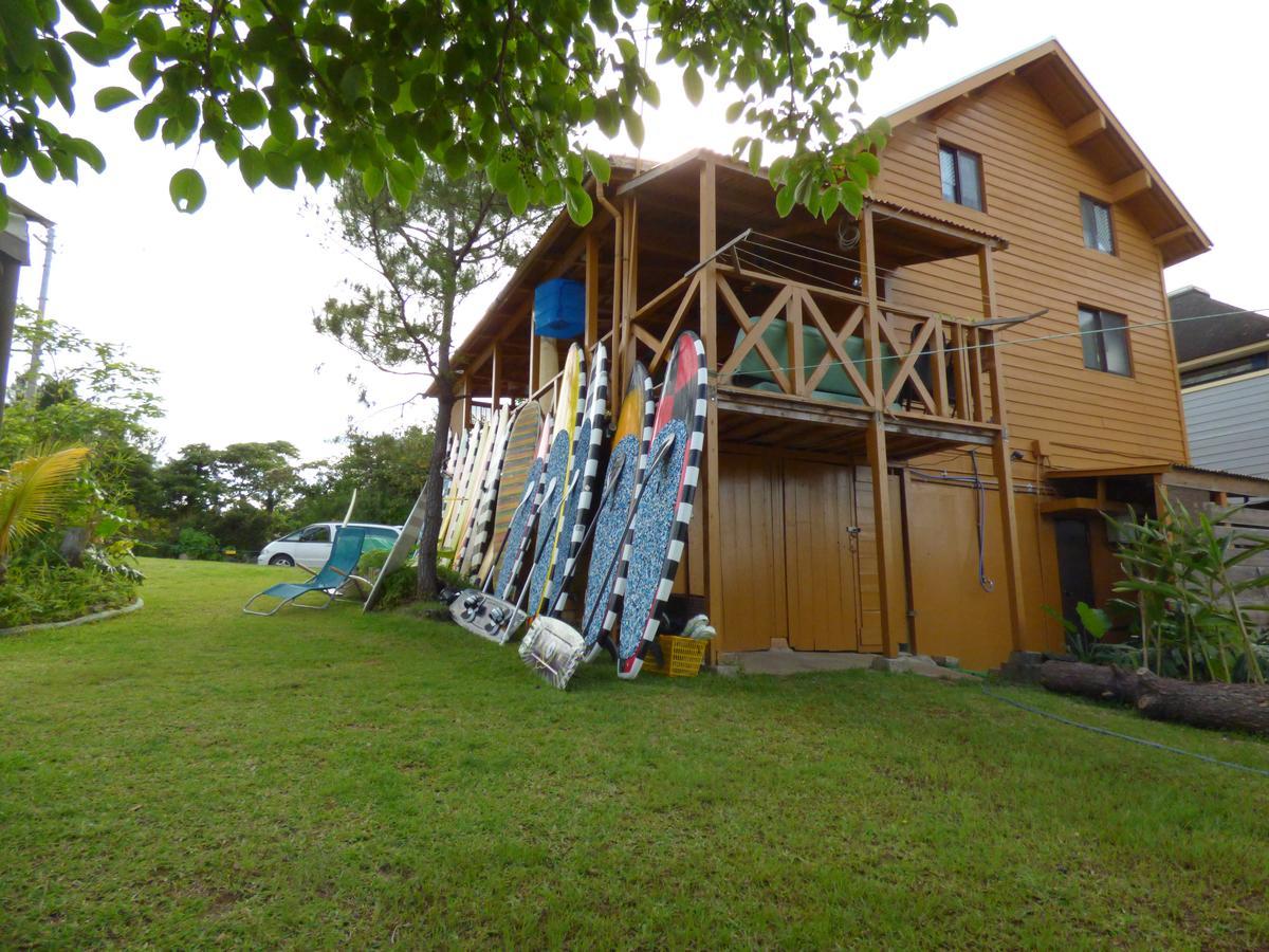 מלון אונה Tropical Surf House Okinawa מראה חיצוני תמונה